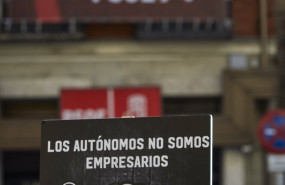 ep archivo   un profesional del sector de la peluqueria y estetica se concentra con una pancarta que
