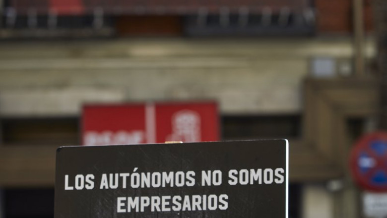 ep archivo   un profesional del sector de la peluqueria y estetica se concentra con una pancarta que