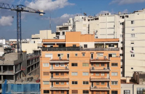 ep archivo   una construccion junto a un bloque de pisos
