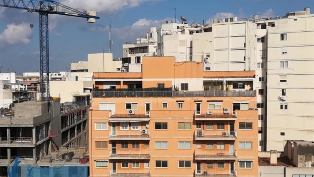 ep archivo   una construccion junto a un bloque de pisos