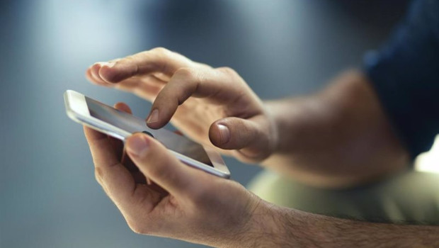ep archivo   una persona utiliza su telefono movil