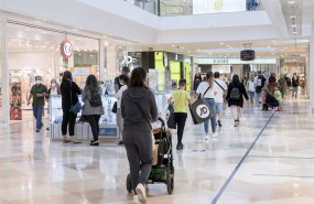 ep archivo   varias personas en el parque comercial de madrid