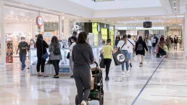 ep archivo   varias personas en el parque comercial de madrid