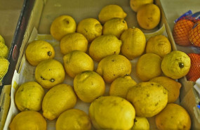 ep caja de limones en un mercado de madrid