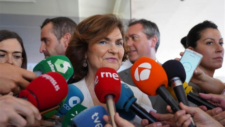 Carmen Calvo atiende a los medios en Sevilla. | EUROPA PRESS - EDUARDO BRIONES ep carmen calvo atiendelos mediossevilla