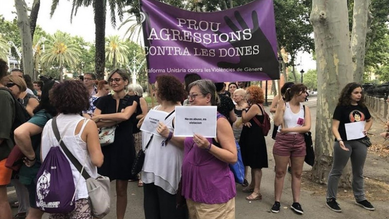 Concentración a las puertas de la Audiencia por el juicio a la 'manada de Manresa' | EUROPA PRESS ep concentracionlas puertasla audienciajuiciola manadamanresa