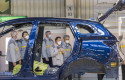ep de meo junto a de los mozos entre otros visita la factoria de renault en palencia
