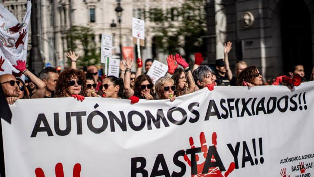 ep decenas de personas durante una manifestacion de trabajadores autonomos para protestar contra la