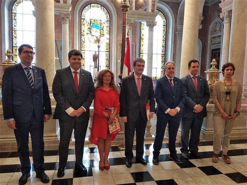 ep el alcalde de bilbao juan mari aburto con los concejales coordinadores de areas del ayuntamiento