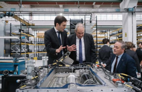 ep el ministro de industria y turismo jordi hereu en las instalaciones de la empresa multinacional