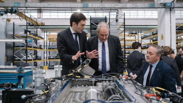 ep el ministro de industria y turismo jordi hereu en las instalaciones de la empresa multinacional