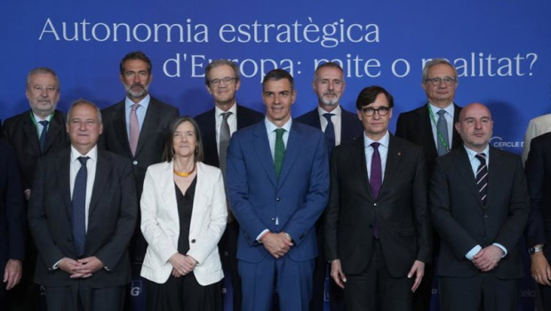 ep el presidente del gobierno pedro sanchez el presidente de la generalitat salvador illa y la