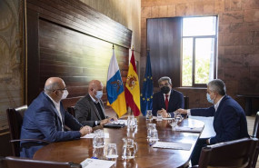 ep el vicepresidente de canarias y consejero de hacienda roman rodriguez en una reunion con