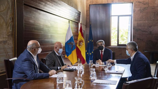 ep el vicepresidente de canarias y consejero de hacienda roman rodriguez en una reunion con