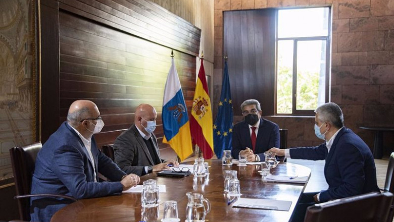 ep el vicepresidente de canarias y consejero de hacienda roman rodriguez en una reunion con ep el vicepresidente de canarias y consejero de hacienda roman rodriguez en una reunion con