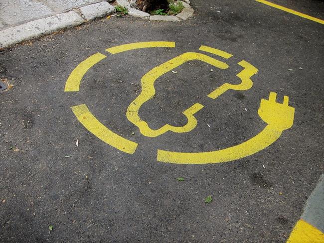 Estacionamiento con recarga para coche eléctrico | EUROPA PRESS ep estacionamientorecargacoche electrico