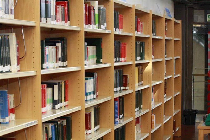 ep estanterias en una biblioteca universitaria