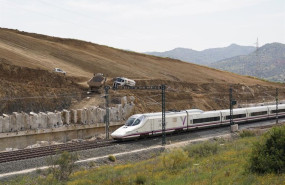 ep imagen de un tren ave a su paso por el punto donde tuvo lugar el desprendimiento de un talud que