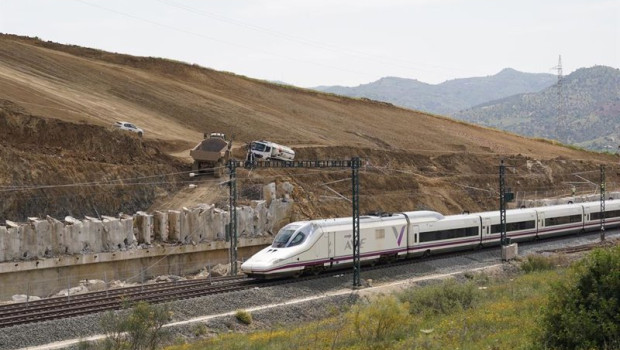 ep imagen de un tren ave a su paso por el punto donde tuvo lugar el desprendimiento de un talud que