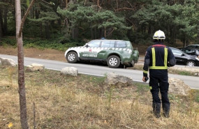 ep imagen de un vehiculo de agentes forestales de la comunidad de madrid en la zona de las dehesas