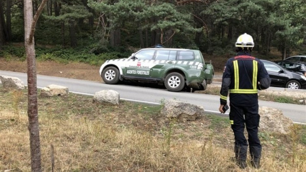 ep imagen de un vehiculo de agentes forestales de la comunidad de madrid en la zona de las dehesas