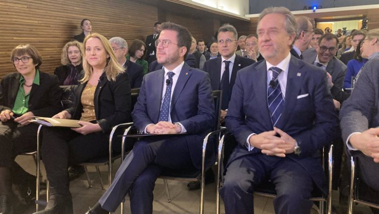 La consellera de Economía y Hacienda, Natàlia Mas; el presidente de la Generalitat, Pere Aragonès, y el decano del Col·legi d'Economistes de Catalunya, Carlos Puig de Travy. | EUROPA PRESS ep la consellera de economia y hacienda natlia mas el presidente de la generalitat pere aragons y el