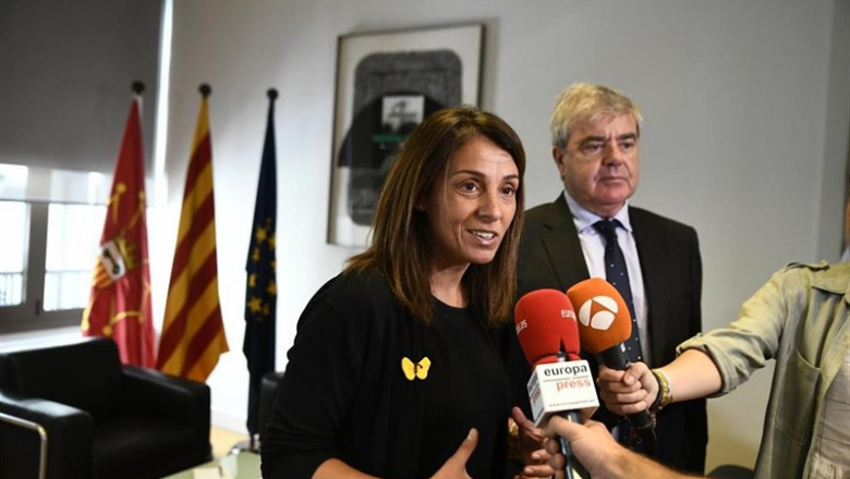 La portavoz del Govern catalán, Meritxell Budó y el nuevo delegado del Govern de la Generalitat en Madrid, Gorka Knörr, ofrecen declaraciones a los medios de comunicación en el Centro cultural Blanquerna de Madrid durante el traspaso de funciones a Knörr. | Oscar Cañas - Europa Press ep la portavozgovern catalan meritxell budo ynuevo delegadogovernla generalitatmadrid gorka knrr ofrecen declaracioneslos medioscomunicacioncentro cultural blanquernamadrid durantetraspasofuncionesknrr