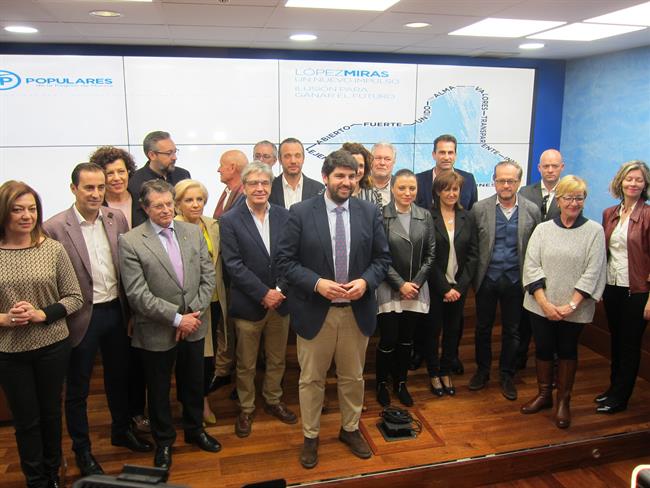 López Miras Posa En El Centro, Con Reponsables Del PP Regional | EUROPA PRESS ep lopez miras posacentro con reponsablespp regional