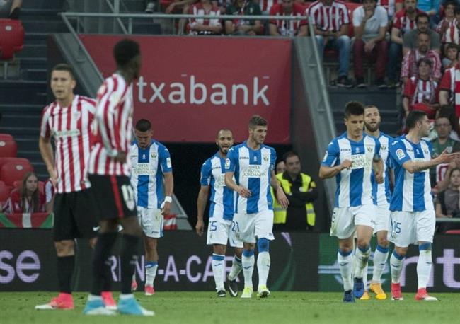 Los jugadores del CD Leganés celebran un gol ante el Athletic Club en San Mamés | @LALIGA ep los jugadorescd leganes celebrangolathletic clubsan mames