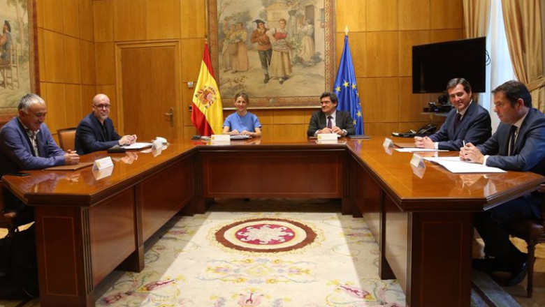 ep los ministros de trabajo y seguridad social yolanda diaz y jose luis escriva se reunen con los ep los ministros de trabajo y seguridad social yolanda diaz y jose luis escriva se reunen con los