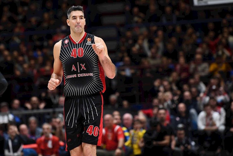 ep luis scola en un partido con el olimpia milano
