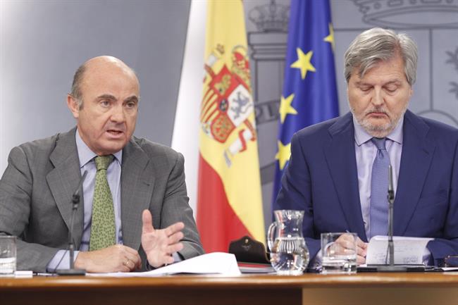 Luis de Guindos e Iñigo Méndez de Vigo tras la rueda de prensa del Consejo | EUROPA PRESS ep luisguindos e inigo mendezvigola ruedaprensaconsejo