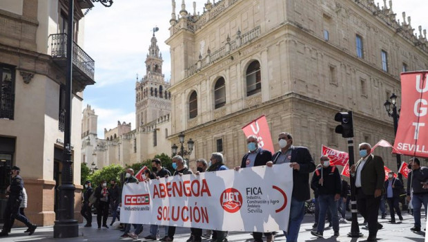 ep manifestacion de trabajadores de abengoa en el centro de la ciudad de sevilla imagen de archivo
