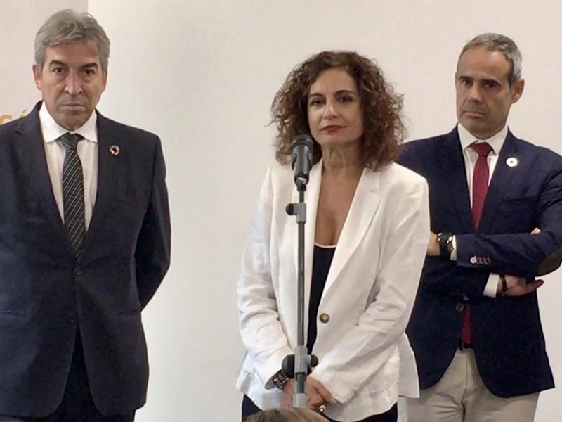 ep maria jesus montero atiende a la prensa en algeciras