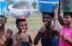 ep mujeres africanas portan cubossus cabezas