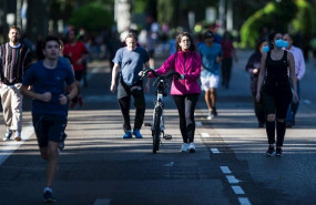 ep personas paseando y haciendo deporte en madrid espana a 9 de mayo de 2020