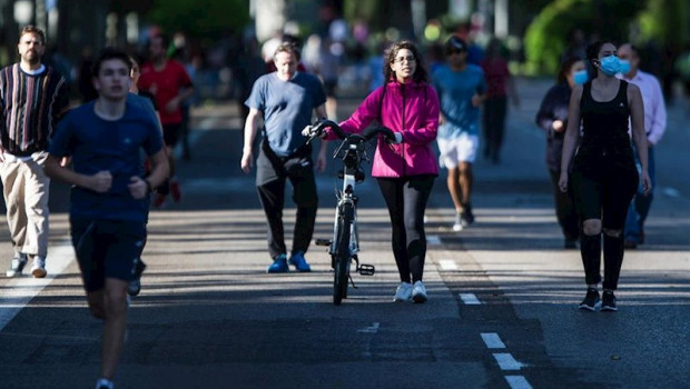 ep personas paseando y haciendo deporte en madrid espana a 9 de mayo de 2020