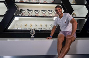 ep rafa nadal con su trofeo de campeon en roma en el rafa nadal museum xperience