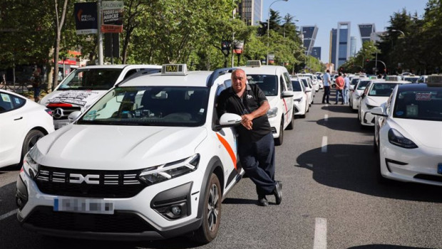ep taxis parados en el paseo de la castellana durante una marcha de taxis en el paseo de la ep taxis parados en el paseo de la castellana durante una marcha de taxis en el paseo de la