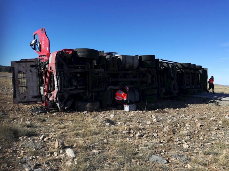ep un camion ha volcado en un accidente en la a-1511 en santa eulalia teruel