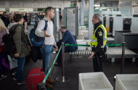 ep un hombre habla con un vigilante de seguridad en la estacion joaquin sorolla a 14 de noviembre de