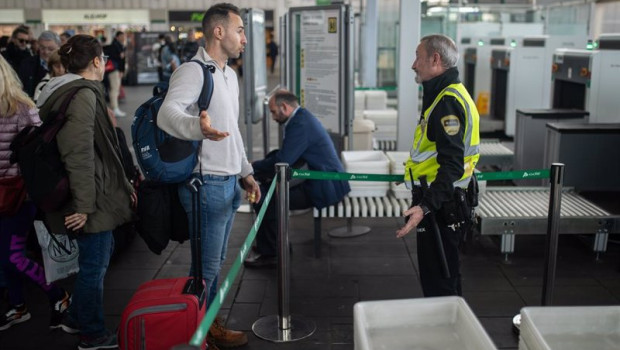 ep un hombre habla con un vigilante de seguridad en la estacion joaquin sorolla a 14 de noviembre de
