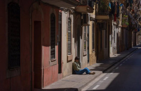 ep un hombre sentado en la calle a 17 de mayo de 2023 en barcelona cataluna espana