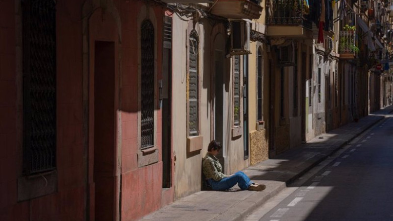 ep un hombre sentado en la calle a 17 de mayo de 2023 en barcelona cataluna espana ep un hombre sentado en la calle a 17 de mayo de 2023 en barcelona cataluna espana