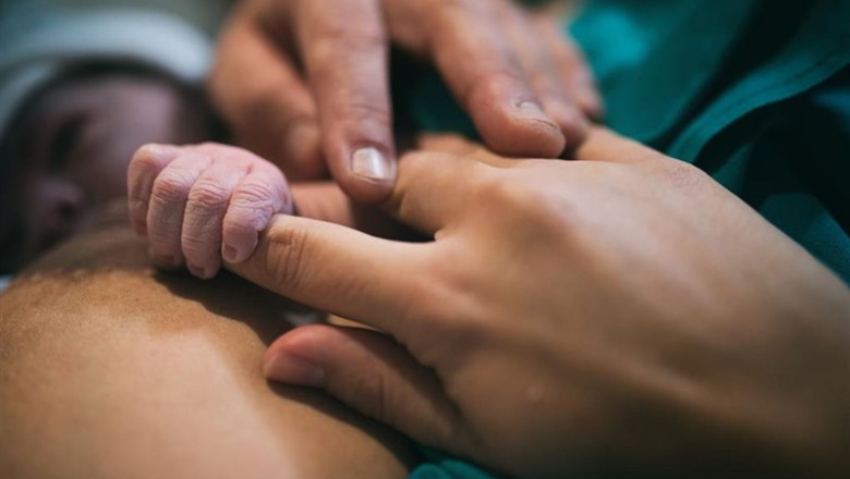 Un recién nacido junto a su madre. | HOSPITAL ALTO GUADALQUIVIR - Archivo ep un recien nacidoamadre