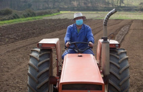 ep un tractorista ara sus tierras