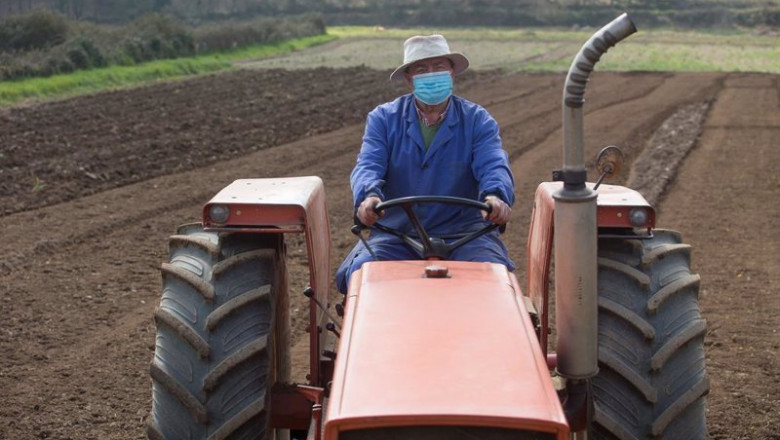 Un tractorista ara sus tierras | Carlos Castro - Europa Press ep un tractorista ara sus tierras