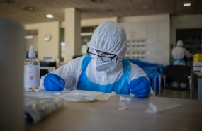 ep un voluntario de la ong proactiva open arms deposita en una placa de test rapido la sangre que ha