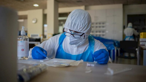 ep un voluntario de la ong proactiva open arms deposita en una placa de test rapido la sangre que ha
