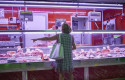 ep una persona comprando carne en el mercado municipal de pacifico